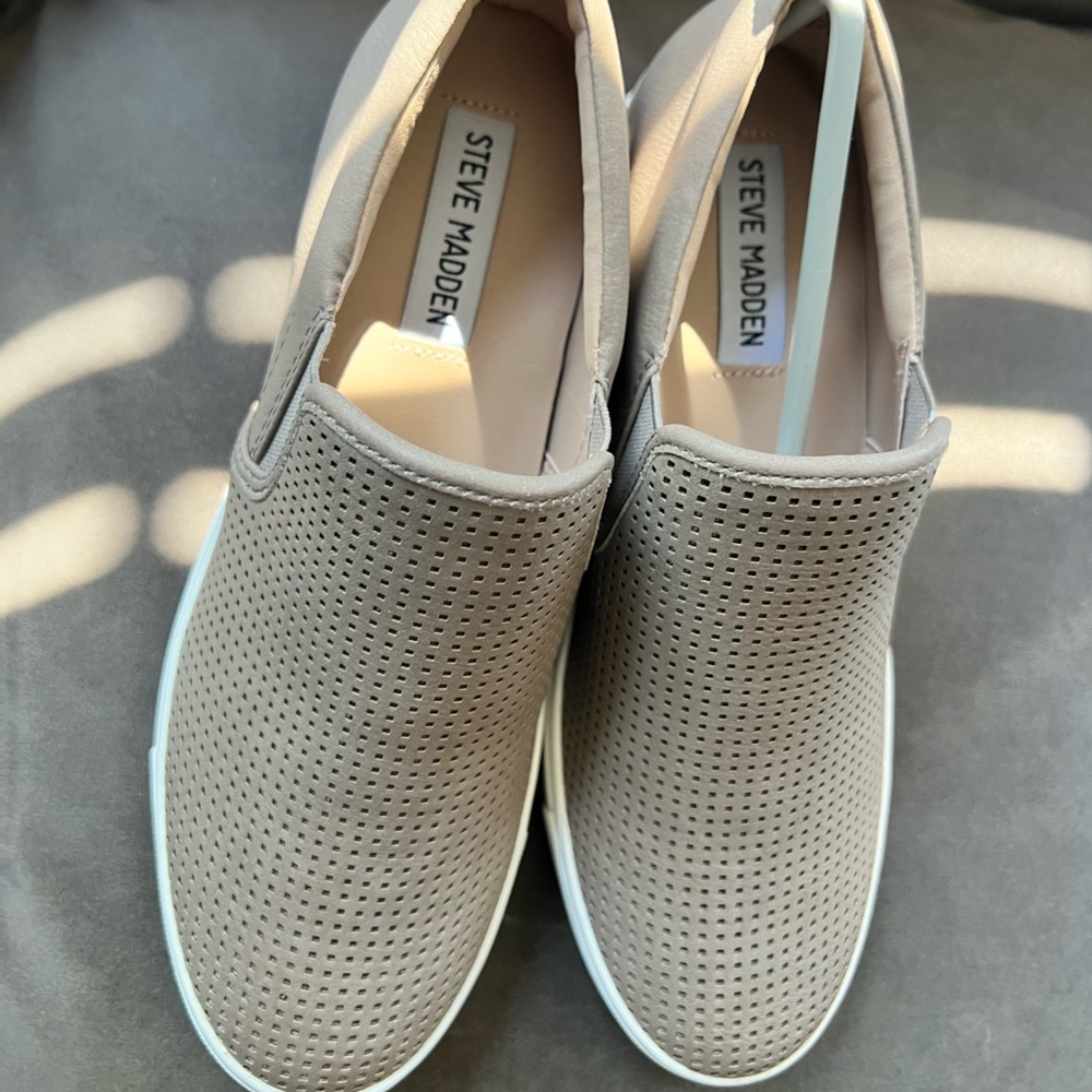 Steve Madden Scramble Grey Sneakers 8 - Picture 3 of 4